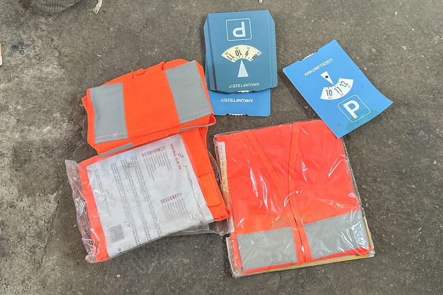 3 Warnwesten und 3 Parkuhren